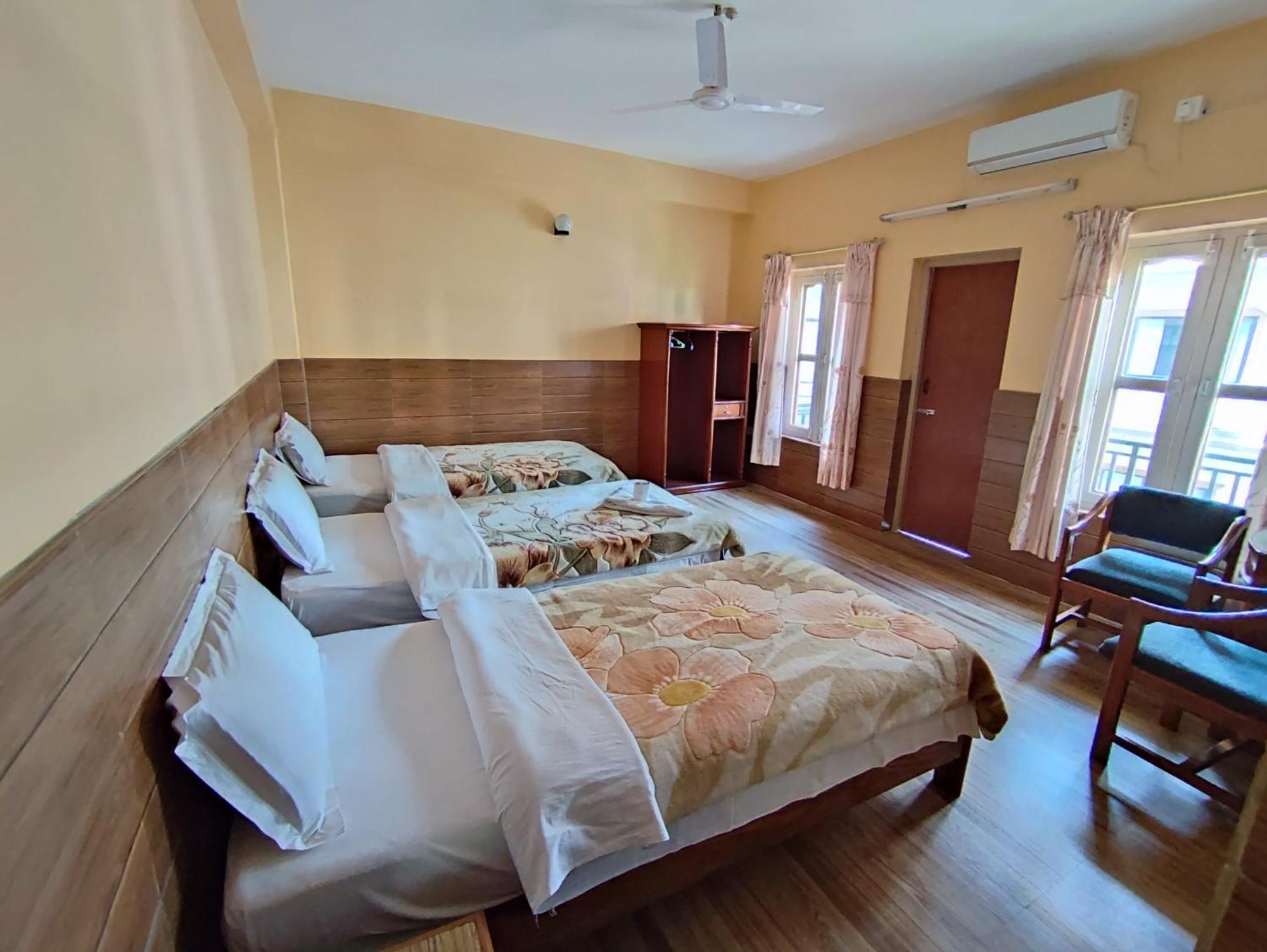 The Mountain House Otel Pokhara Oda fotoğraf